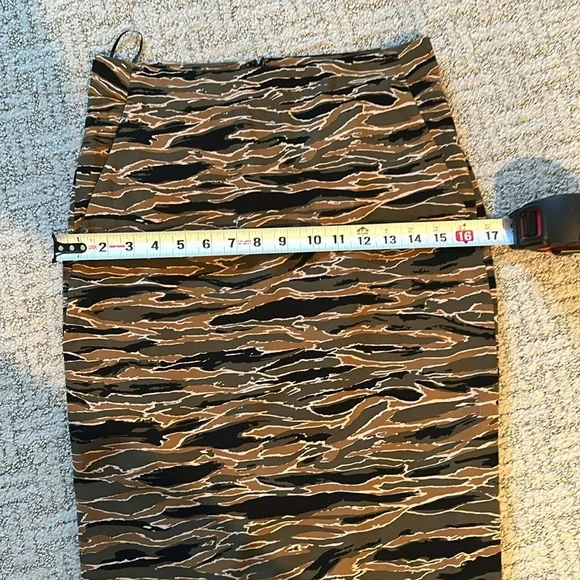 Carine Roitfeld Paris for Uniqlo pencil skirt in army green size 2 - Picture 10 of 12